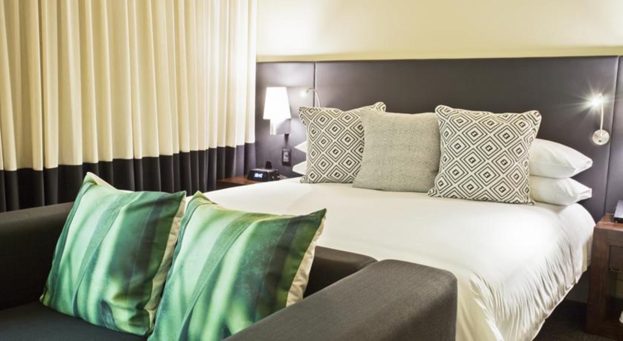 Movich Buro 26 Hotell Bogotá Eksteriør bilde A bed with cushions