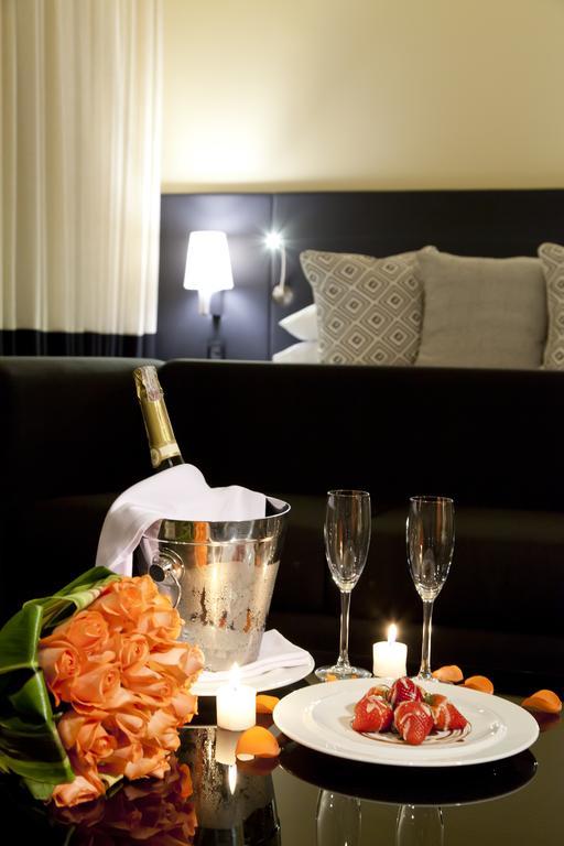 Movich Buro 26 Hotell Bogotá Eksteriør bilde A bottle of champagne in a cooler