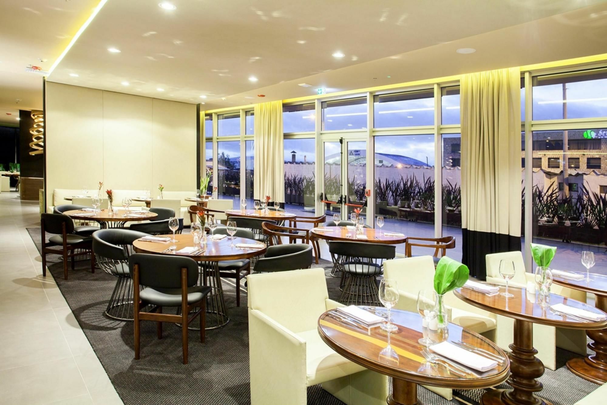 Movich Buro 26 Hotell Bogotá Eksteriør bilde Restaurant